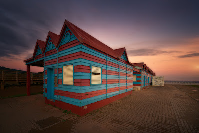 casetas de colores en la playa de la arena en Muskiz antes del amanecer